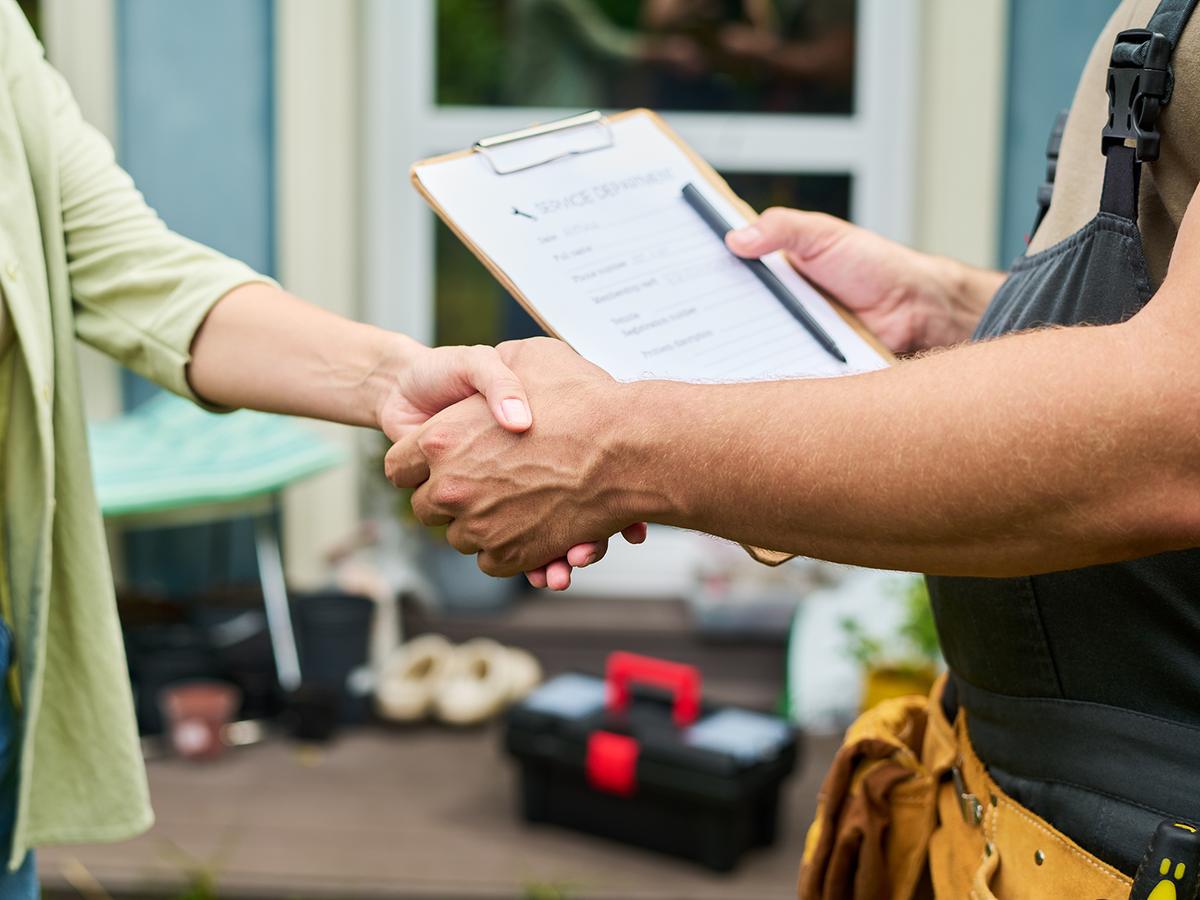Elettricista e cliente si stringono la mano dopo aver concordato il preventivo
